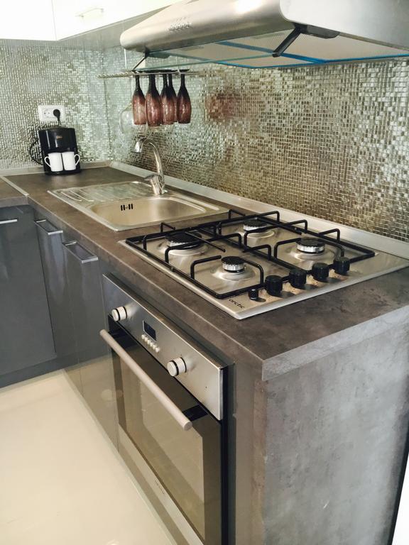 Ely Residence Мамая Екстериор снимка